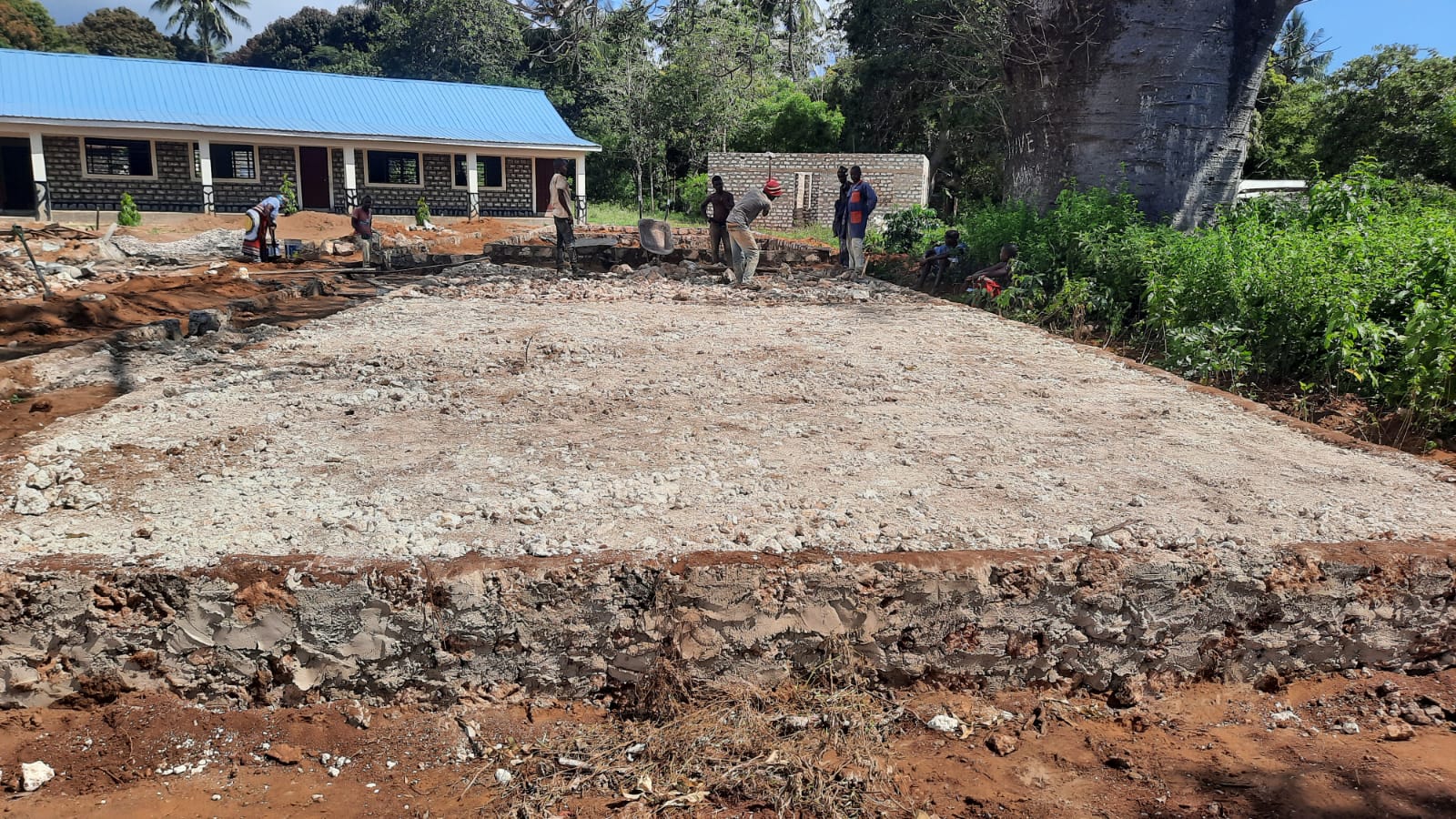Vorbereitung der Bodenplatte für die neue Hall der Schule