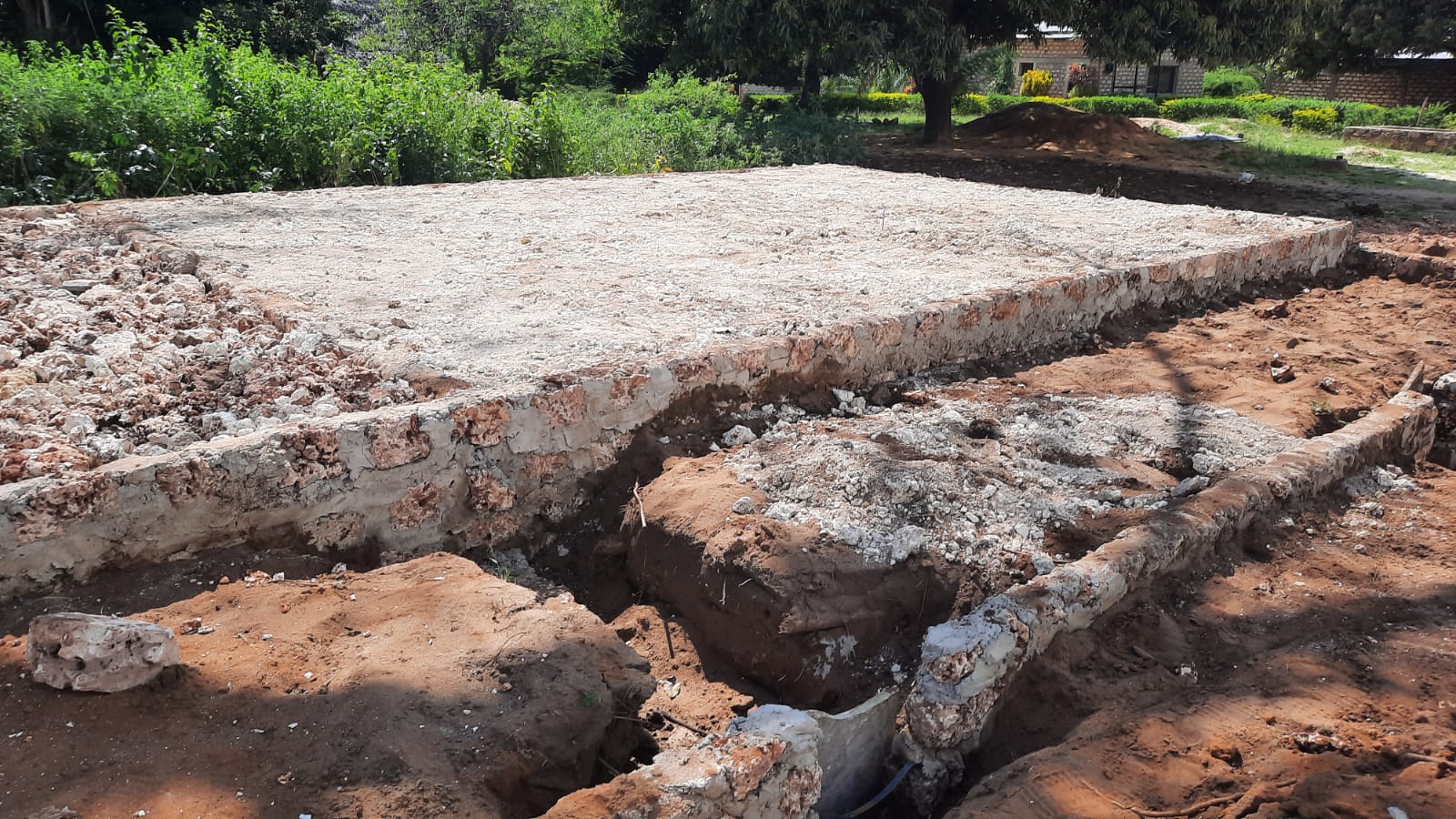 Gemauerte Fundamente und vorbereitete Bodenplatte für die Schule