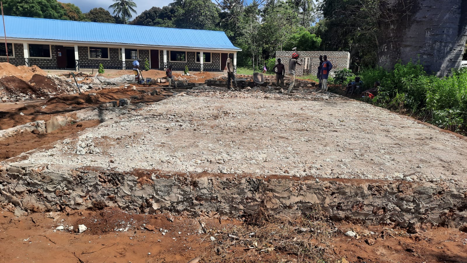 Vorbereitung der Bodenplatte in Handarbeit