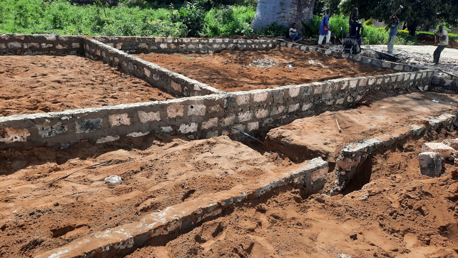 Gemauerte Fundamente für die geplante Hall der Schule in Kidzangoni