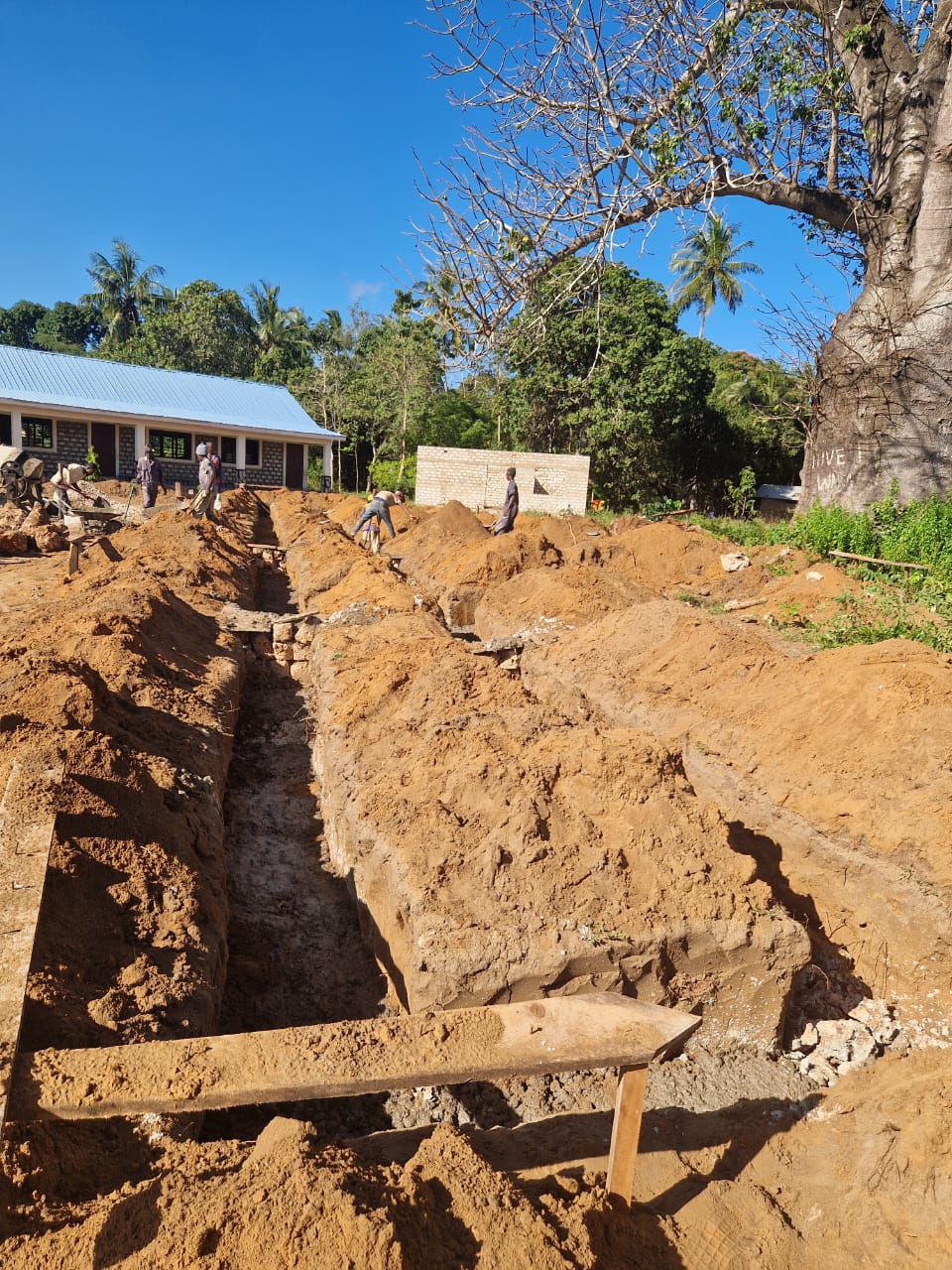 Fundamentgräben für die geplante Hall der Schule in Kidzangoni