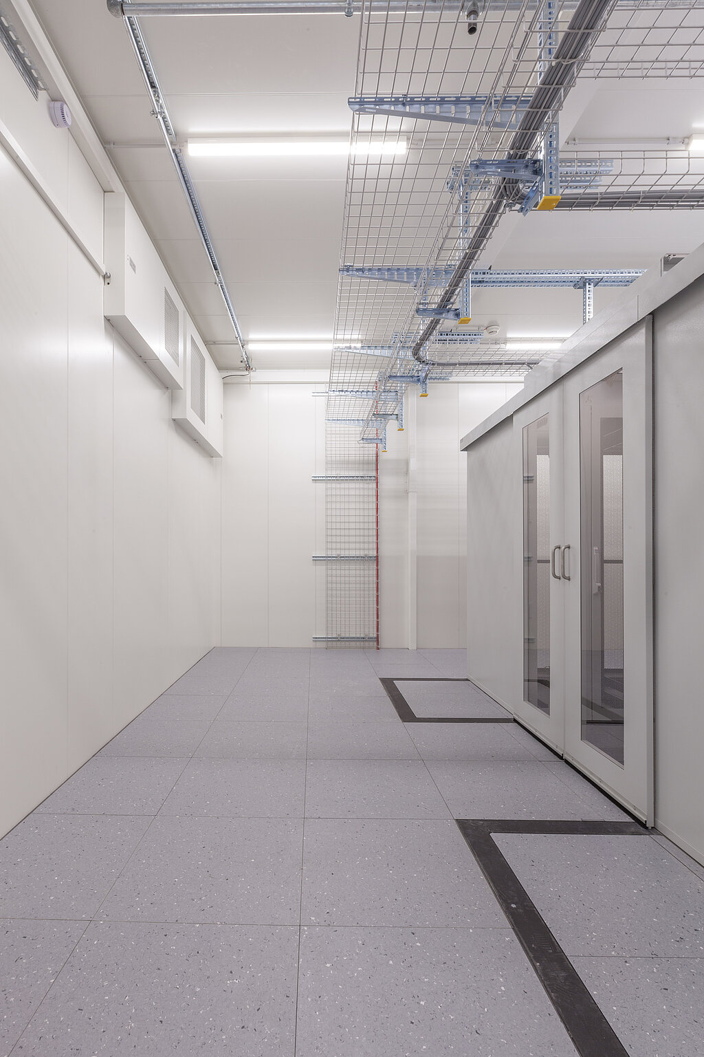 DC IT Room von der Seite in weiß