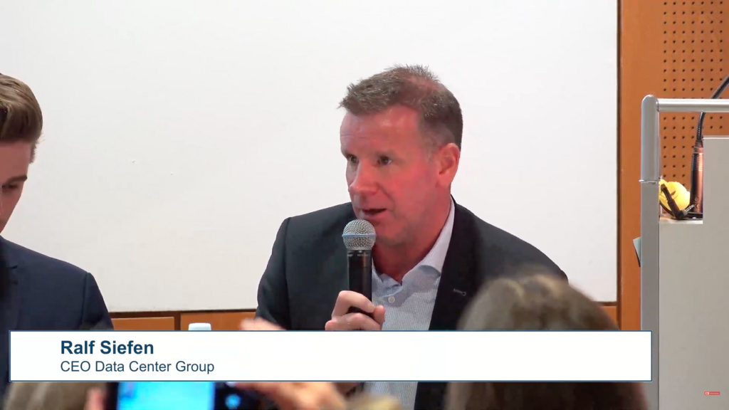 Ralf Siefen auf der Podiumsdiskussion beim Reden