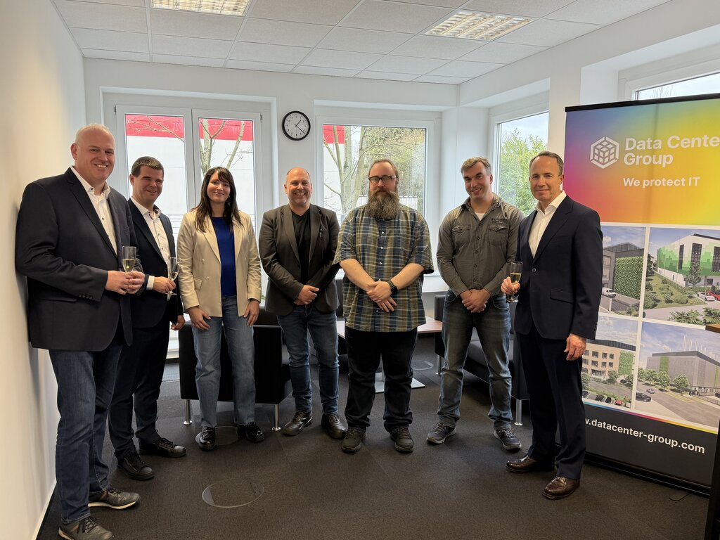 Das Kölner Team der Data Center Group feiert die Büroeröffnung