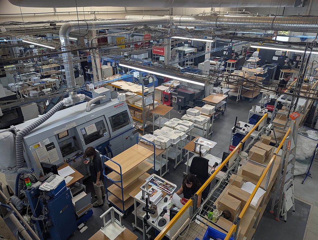 Fertigungshalle mit verschiedenen Maschinen, Blick von oben