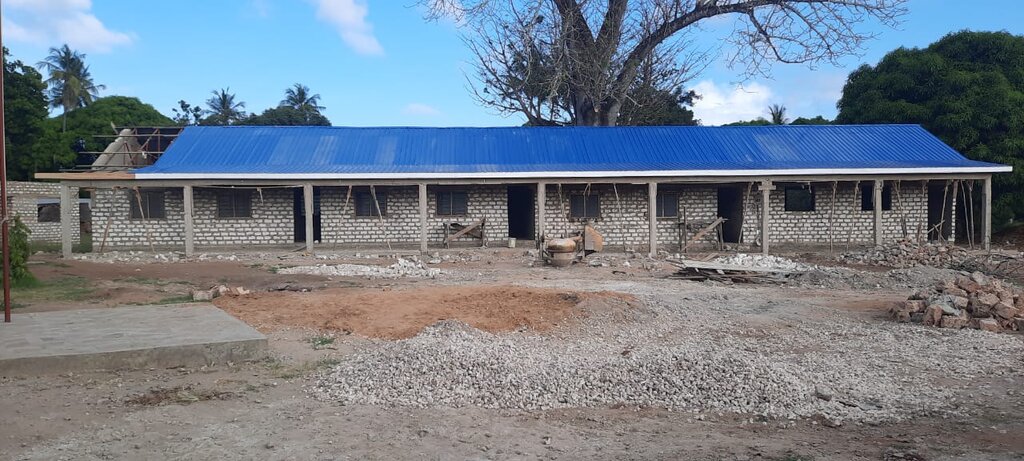 Fast fertig gedecktes Dach der neuen Schule