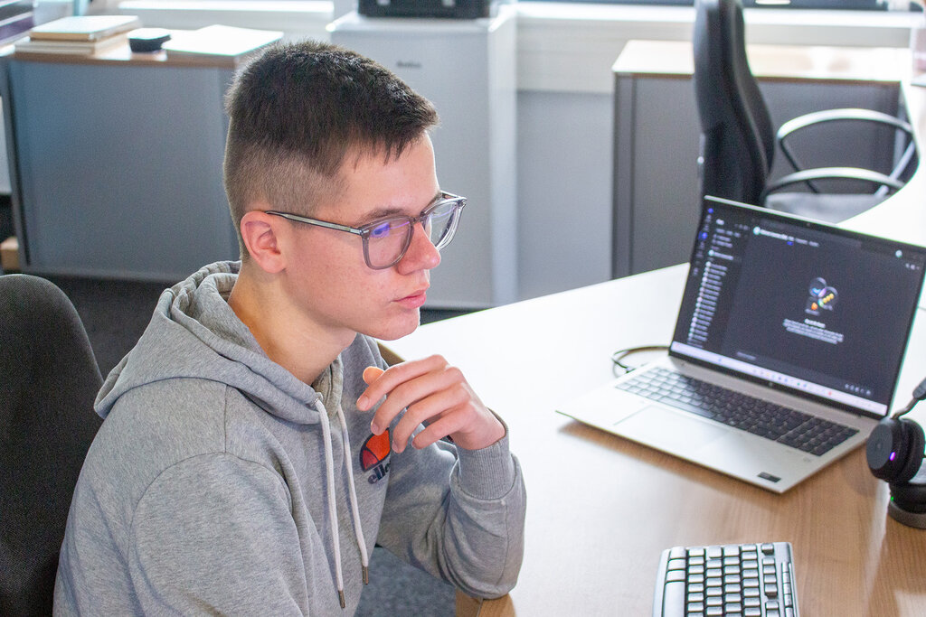 Laurenz am Schreibtisch, auf den Monitor blickend