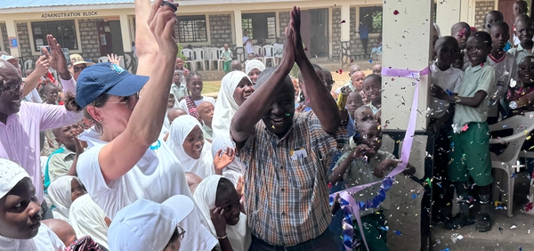 Kinder und Erwachsene jubeln bei der Schuleröffnung
