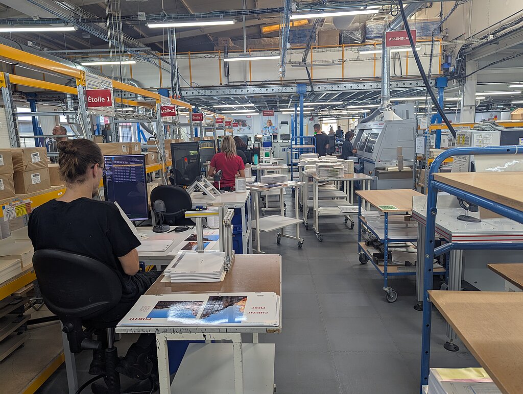 Fertigungshalle mit Mensch links