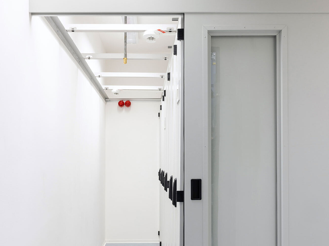 Cold and hot aisle containment with sliding door in the data centre