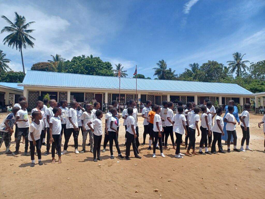 Große Gruppe an Kinder tanzen.