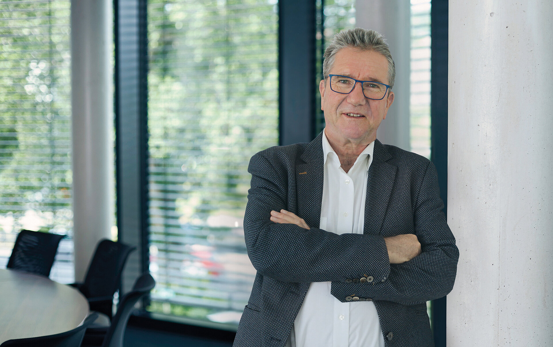 Portraitfoto Dr. Dieter Thiel, stehend, Arme verschlossen