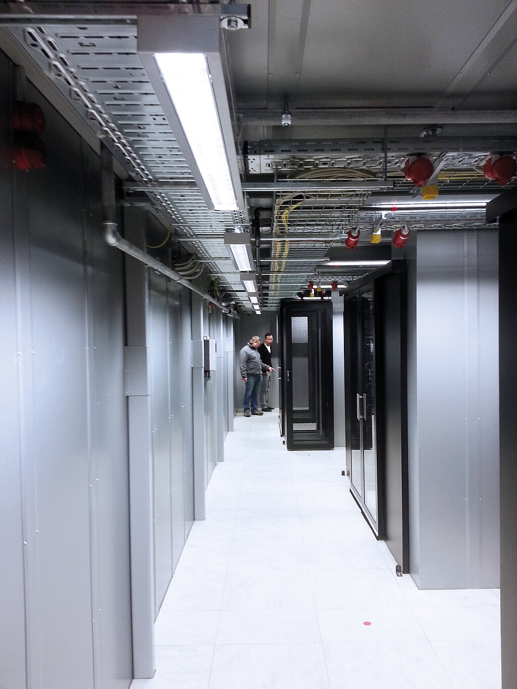 DC IT Container in schwarz in Rechenzentrumsinfrastruktur