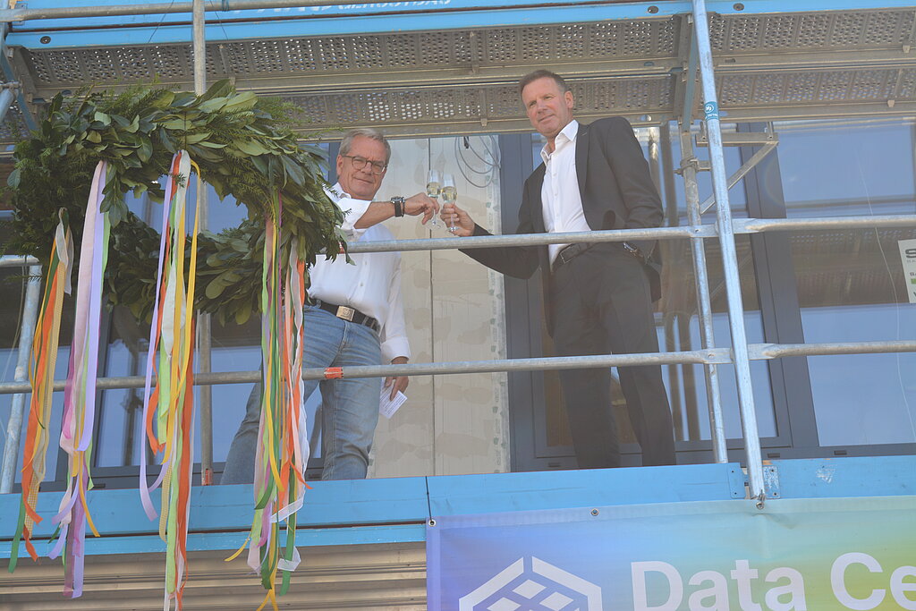 Architekt Oliver Schmidt und Ralf Siefen (CEO und Vorsitzender der Geschäftsführung der DCG) beim feierlichen Richtfest