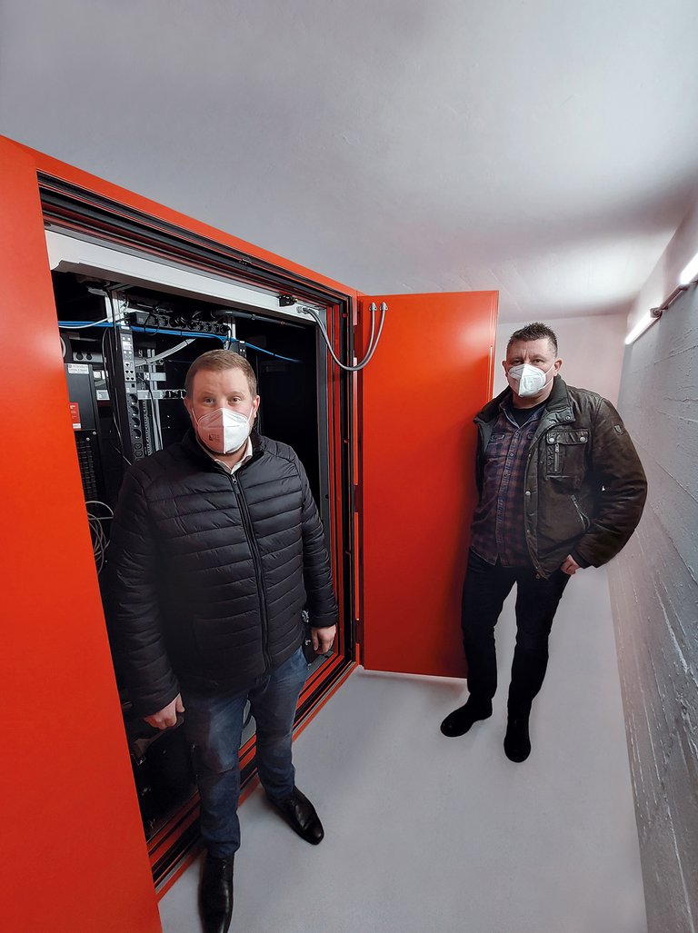 Oliver Schäfer (Team Leader IT Kreisklinikum Siegen) and Florian Hammer (Area Sales Manager, DCG) in front of the DC IT Containers