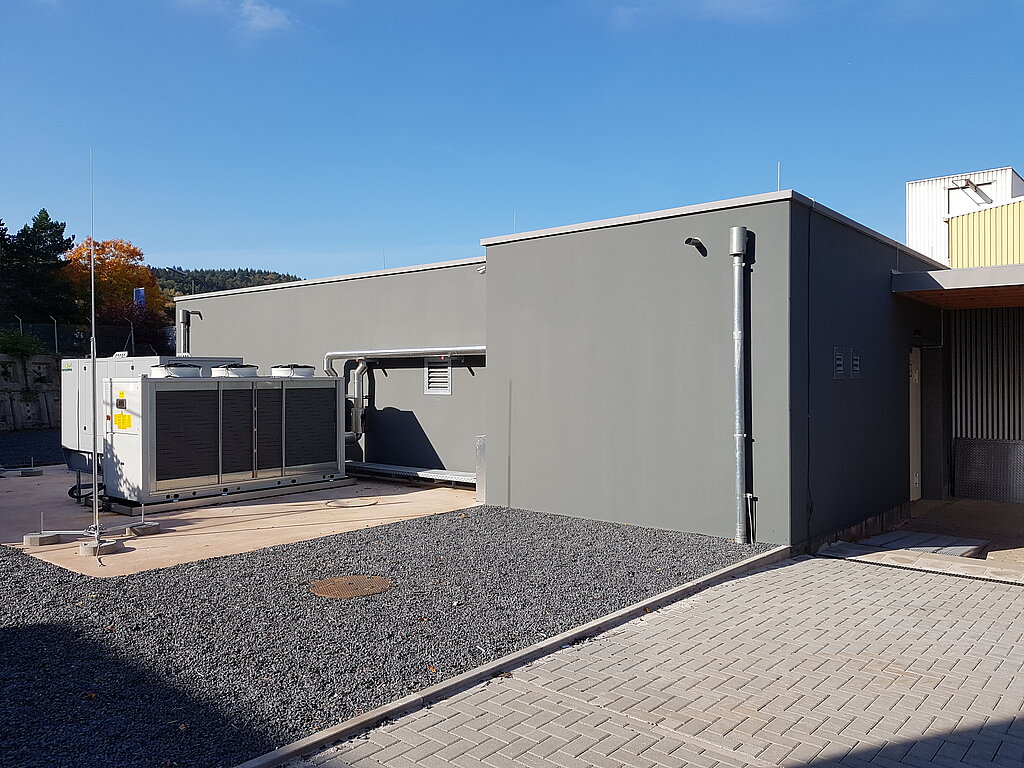 Rechenzentrumsinfrastruktur von außen, inklusive Ablüftungssystem