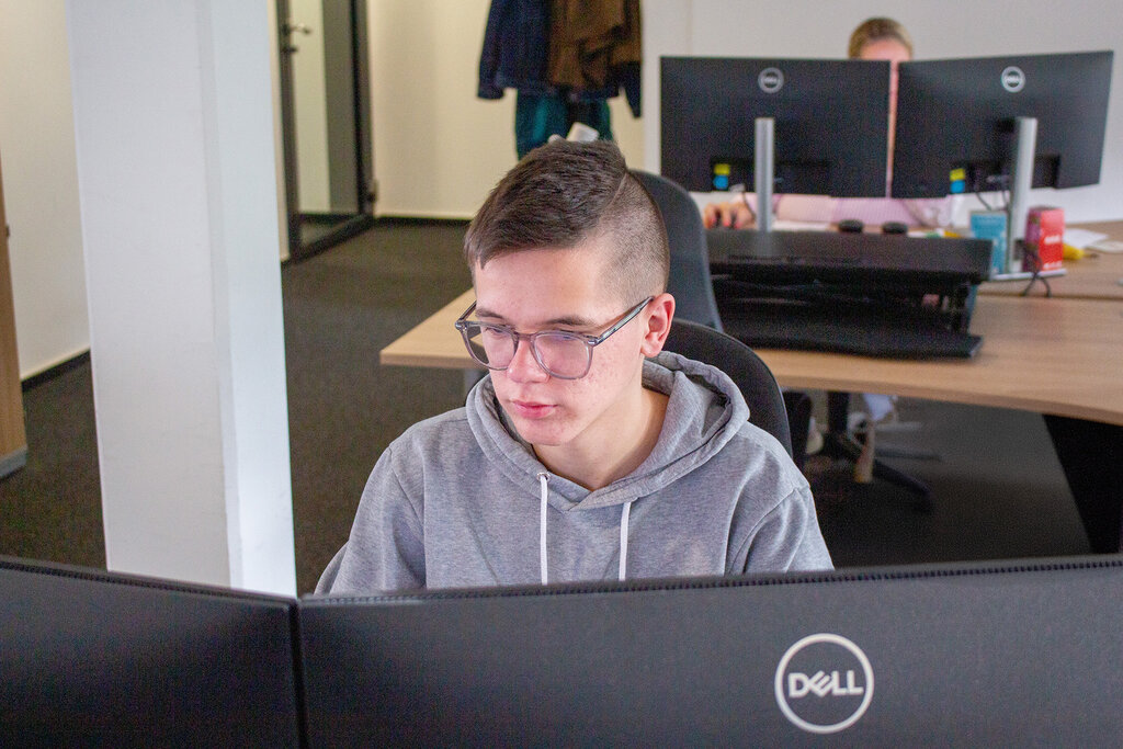 Laurenz am Schreibtisch, auf den Monitor blickend