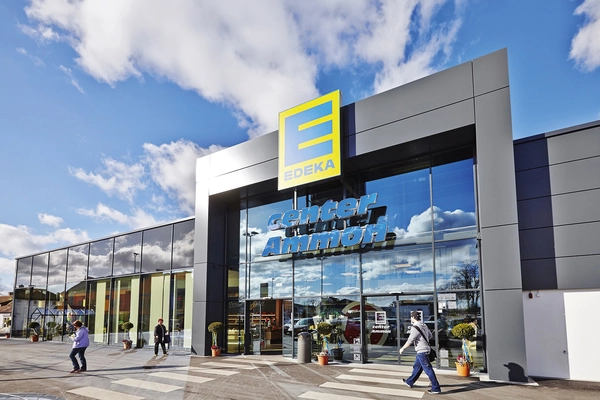 EDEKA entrance area with glass front and customers in front of it