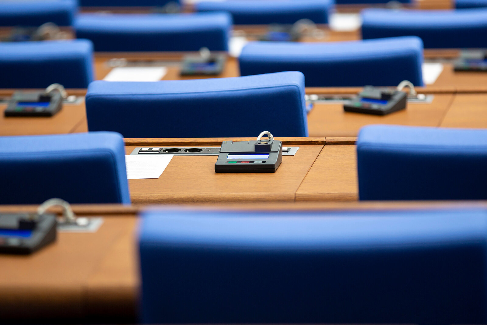 Blaue Sitze in einem Parlament mit integriertem Kopfhöhereingang zum Dolmetscher