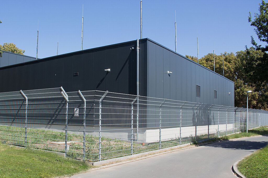 Rechenzentrum Berliner Wasserbetriebe mit Zaun davor und Weg rechts