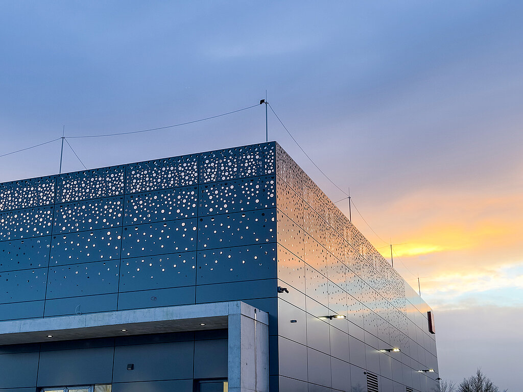 Rechenzentrum JGU, Außenansicht am Abend