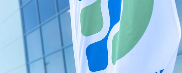 weiße Fahne mit Logo der Wirtschaftsförderung Rhein-Erft vor Bürogebäude