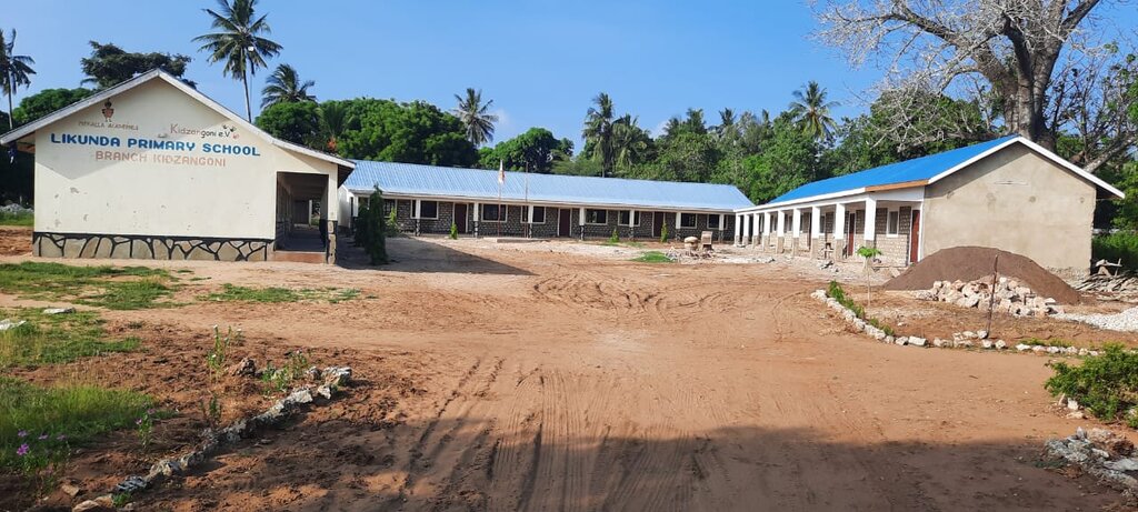 Neues Schulgebäude in Kidzangoni, Außenansicht