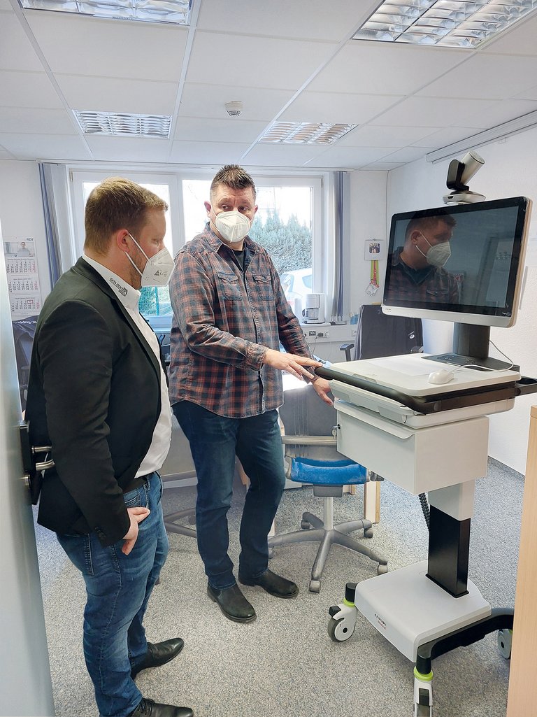Mitarbeiter Kreisklinikum Siegen zeigt Florian Hammer, Consultant der DCG, eine digitale Visitenwagen