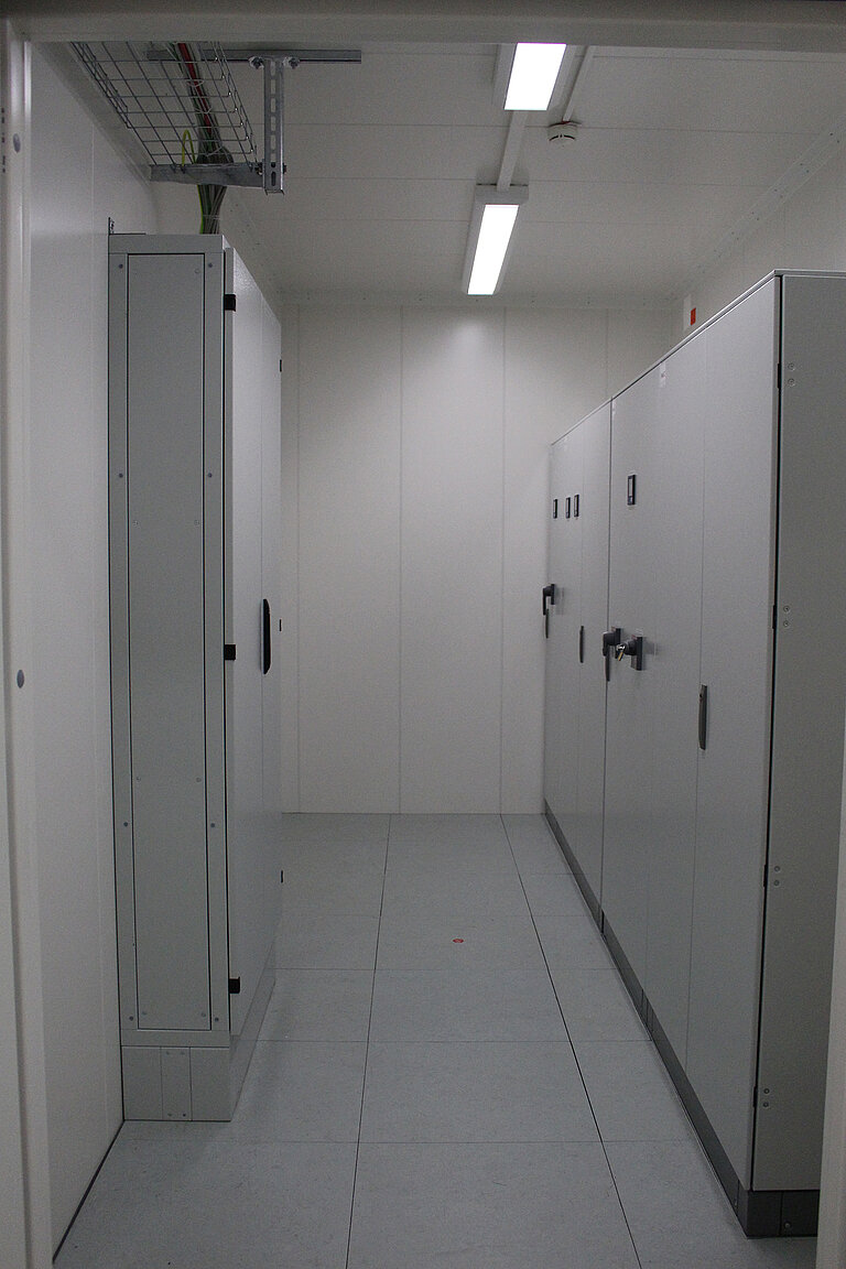 Raum mit Serverschränken grau in links und rechts