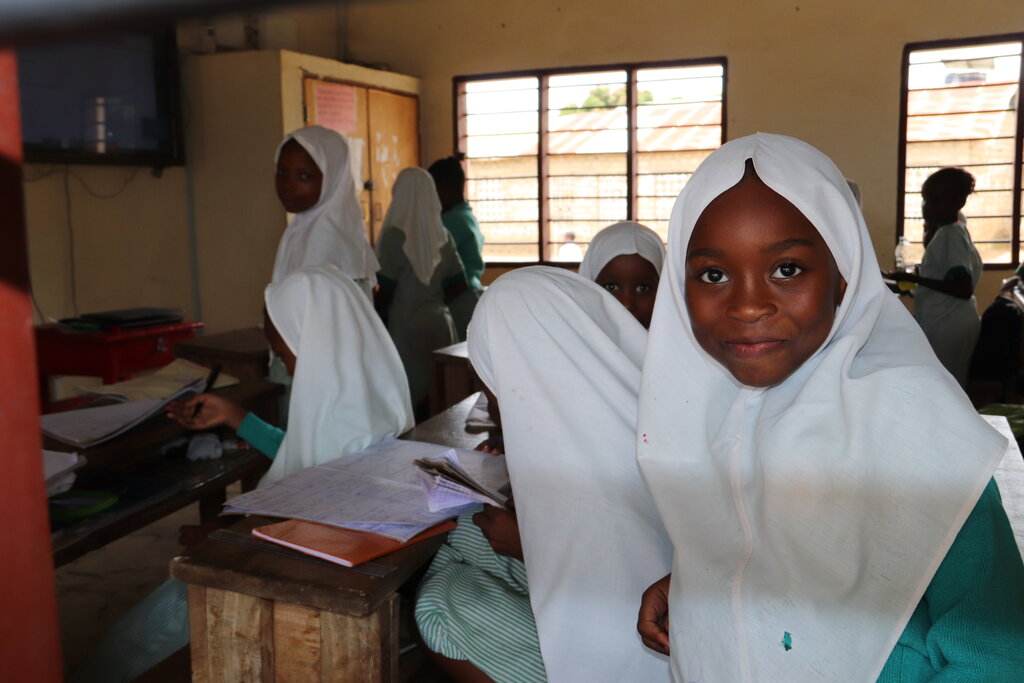 Eine Gruppe Mädchen in einem Klassenzimmer.