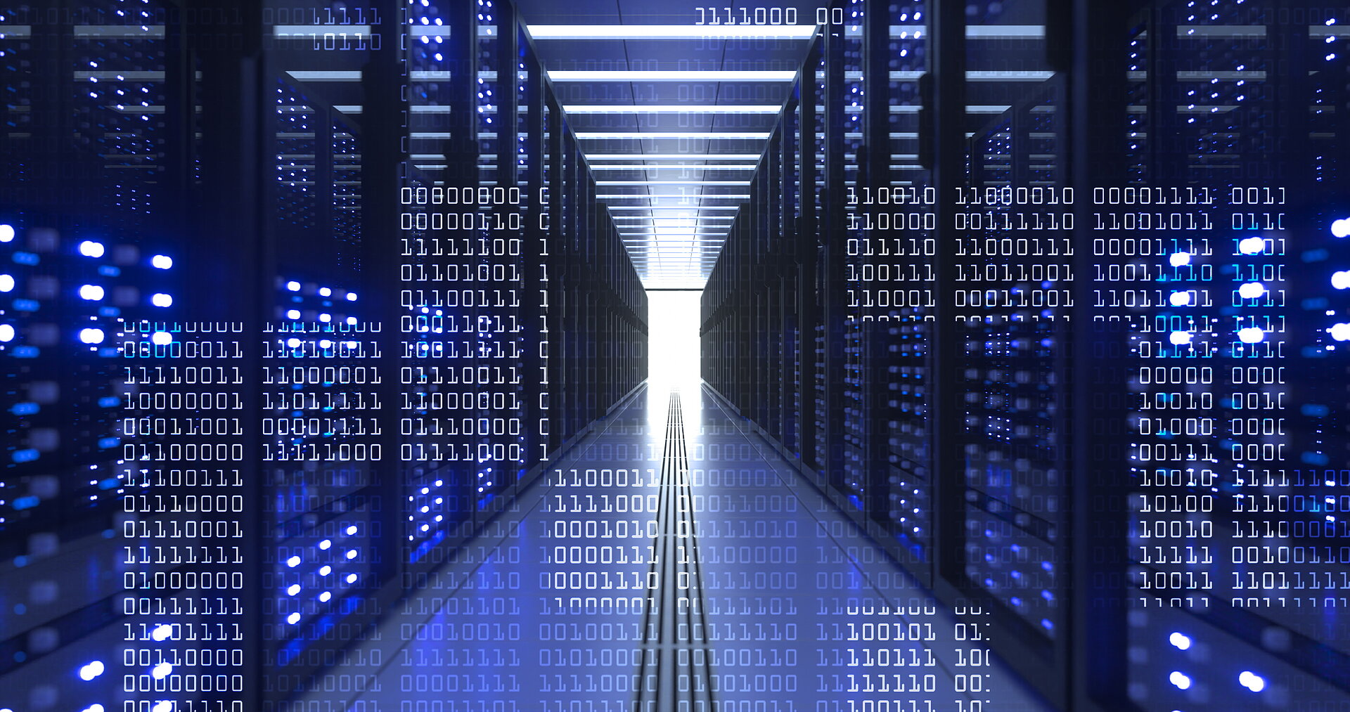 Server-Racks in einem Hochleistungsrechenzentrum mit binärer Code-Darstellung im Vordergrund.