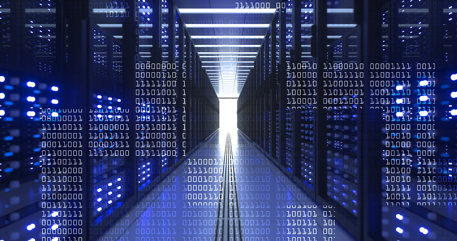 Server-Racks in einem Hochleistungsrechenzentrum mit binärer Code-Darstellung im Vordergrund.