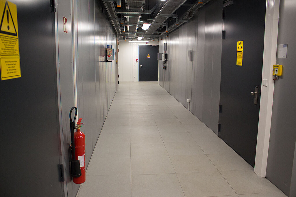 Servergang mit Schränken links und rechts und Tür hinten