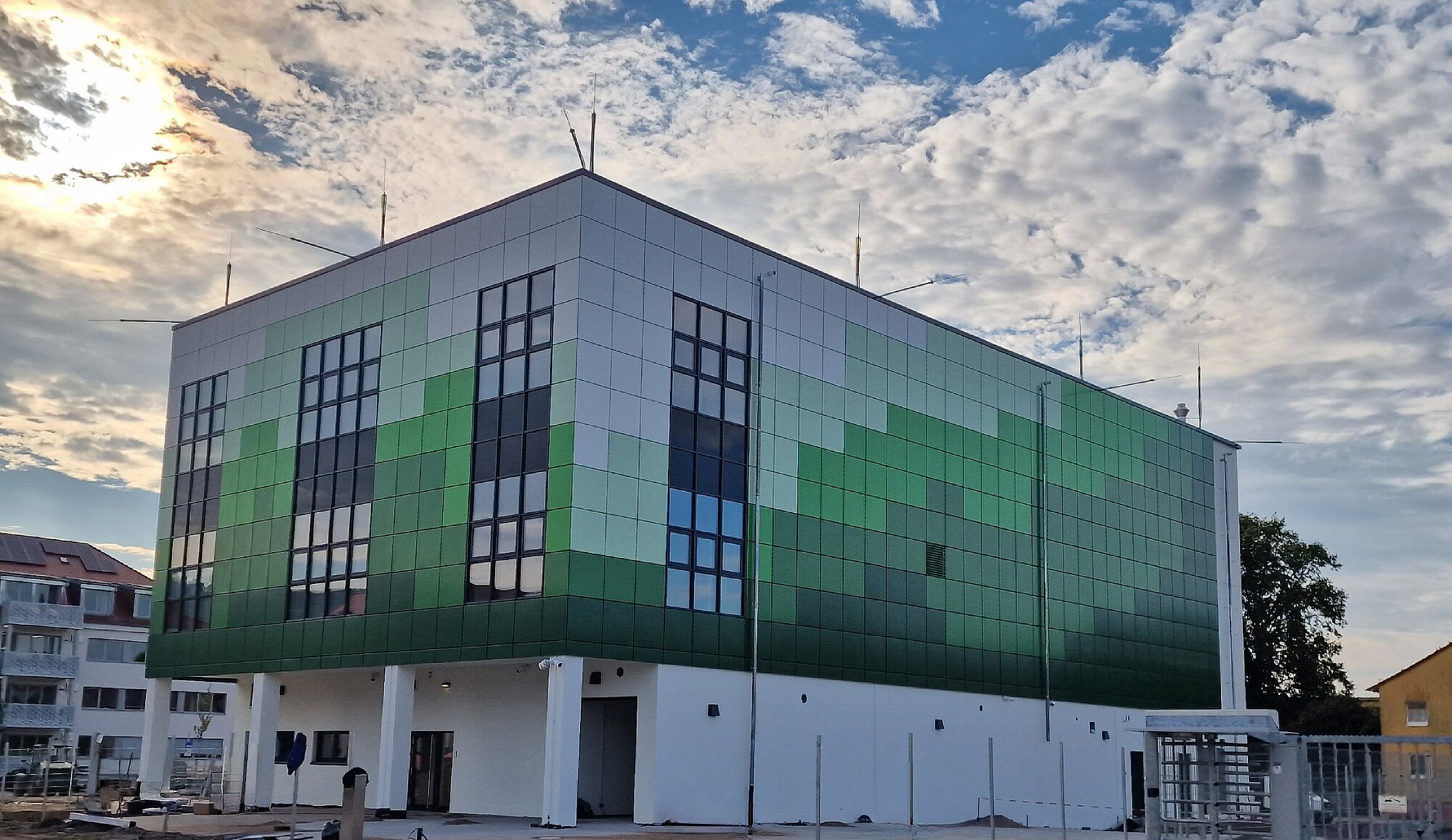 Rechenzentrum in Heidelberg mit grüner Fassade