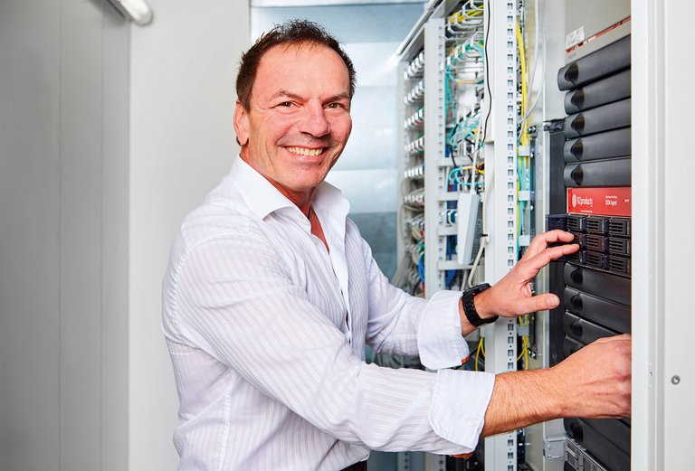 Helmut Schunk, service technician of the Data Center Group, in front of the data center