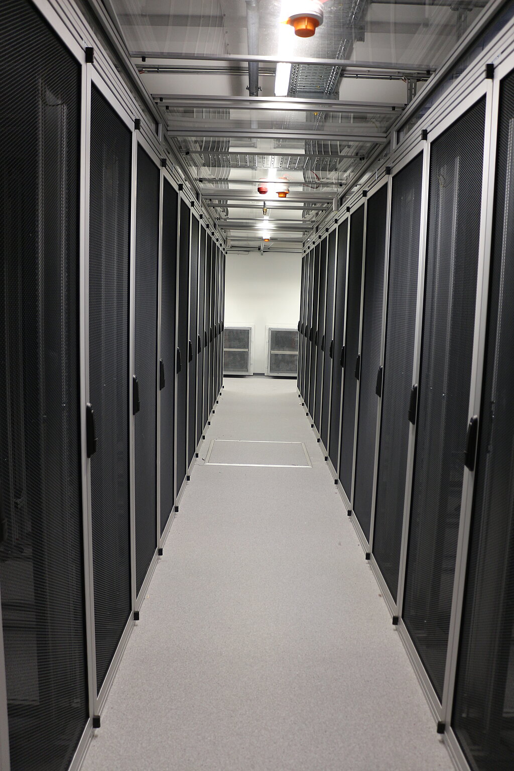 Servergang mit Serverschränken Links und Rechts