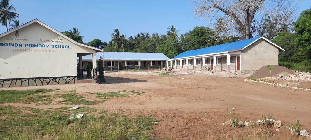 Außenansicht der fertiggestellten Schule in Kidzangoni