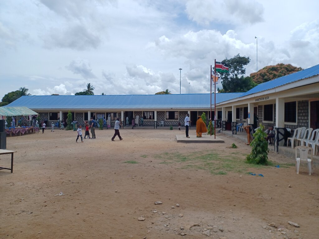 Schulhof der Schule, mit Kinder die spielen