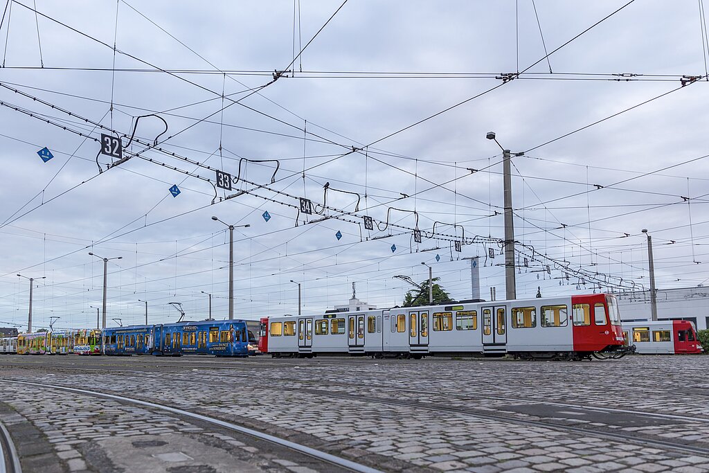 Schienennetz der Straßenbahn Köln mit Schienen, Oberleitungen und Straßenbahn