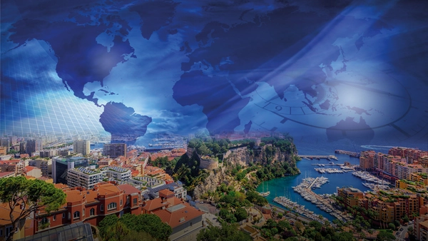 Unten Monaco mit Strand, oben Weltkarte in blau gehalten