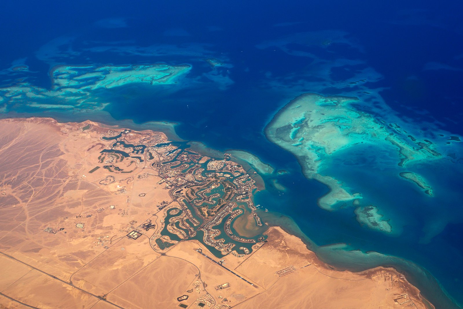 Aufnahme von oben von einem Strand in Ägypten mit Korallenriffen