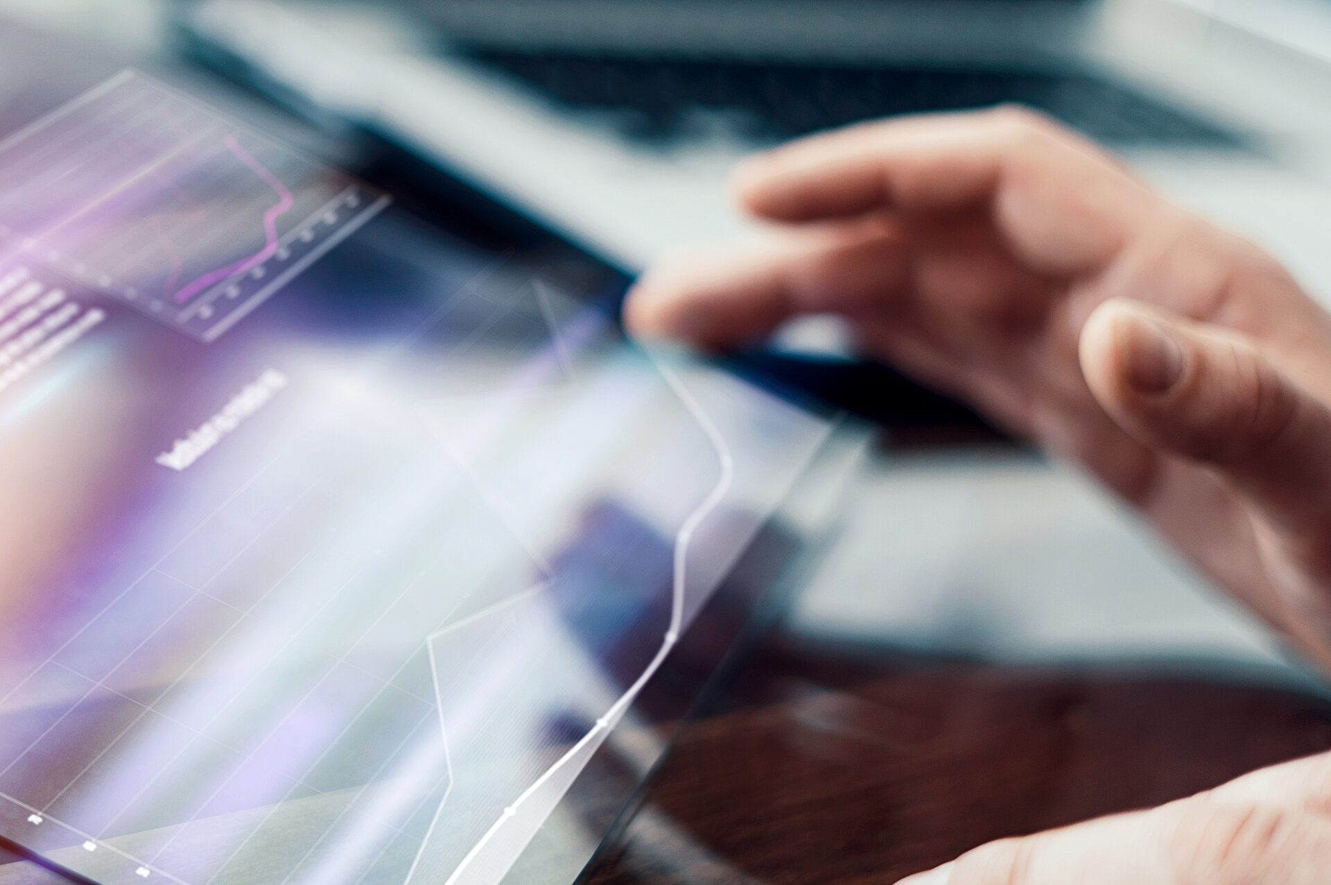 Eine Hand, die ein Tablet bedient