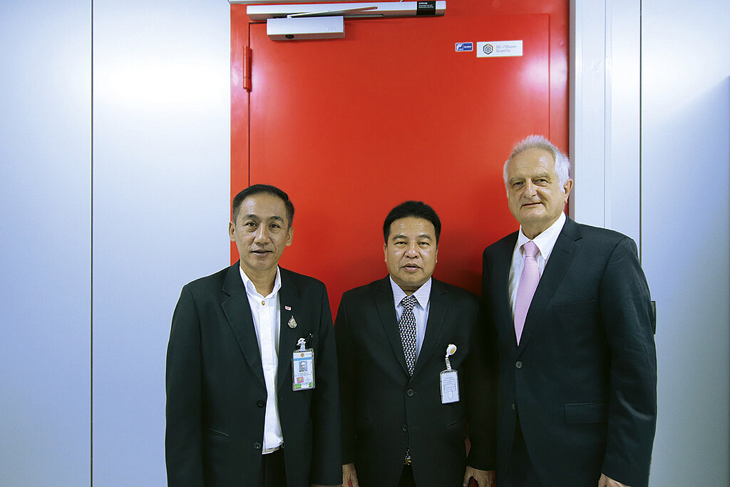 3 Männer vor der Tür zum Rechenzentrum