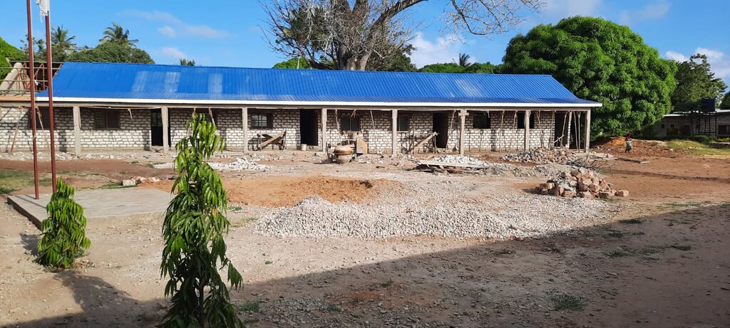 Dachkonstruktion des Schulgebäudes steht, Dach nahezu vollständig gedeckt