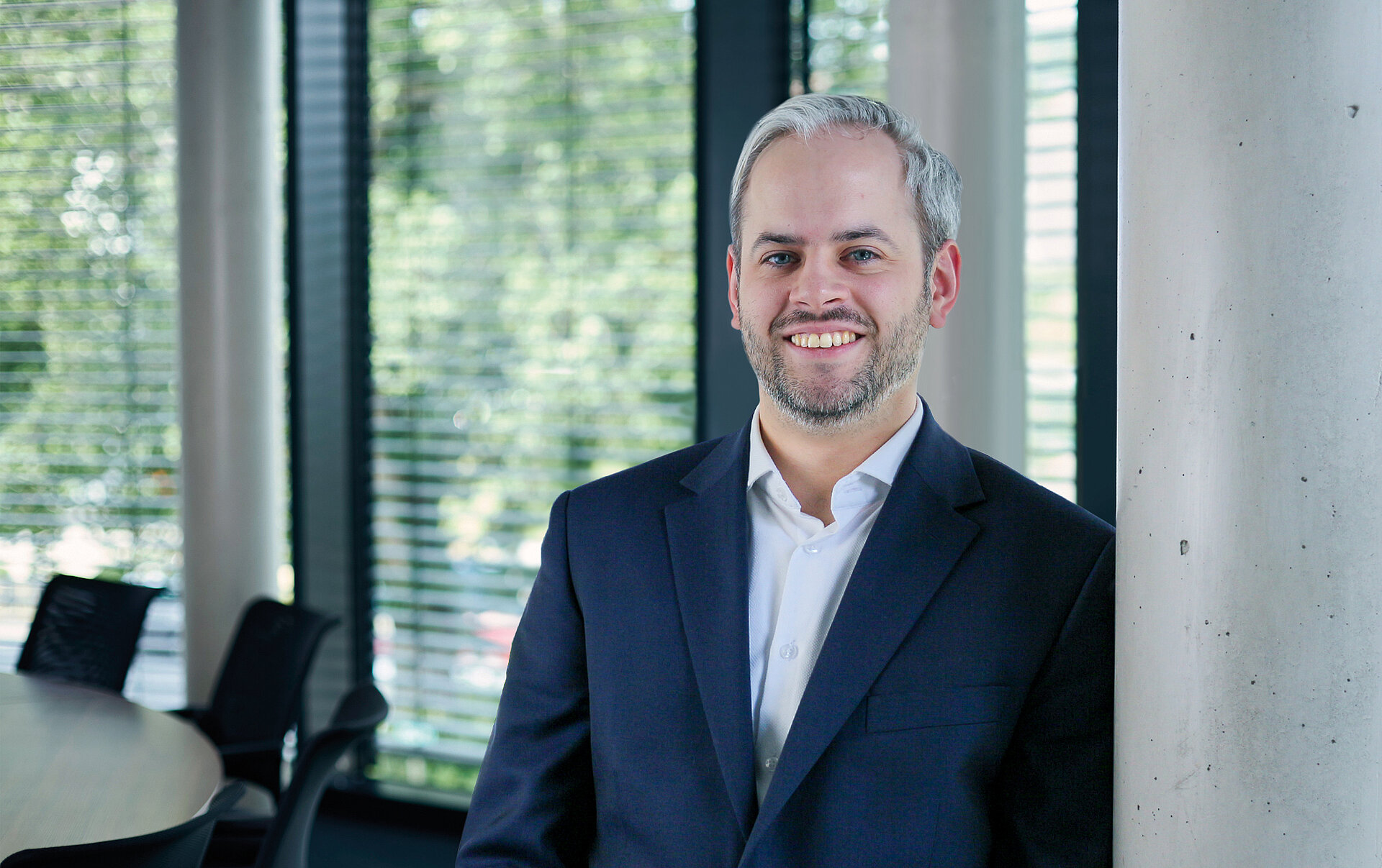 Fabian Buda, Leiter Business Development Data Center Group, stehend und lächelnd