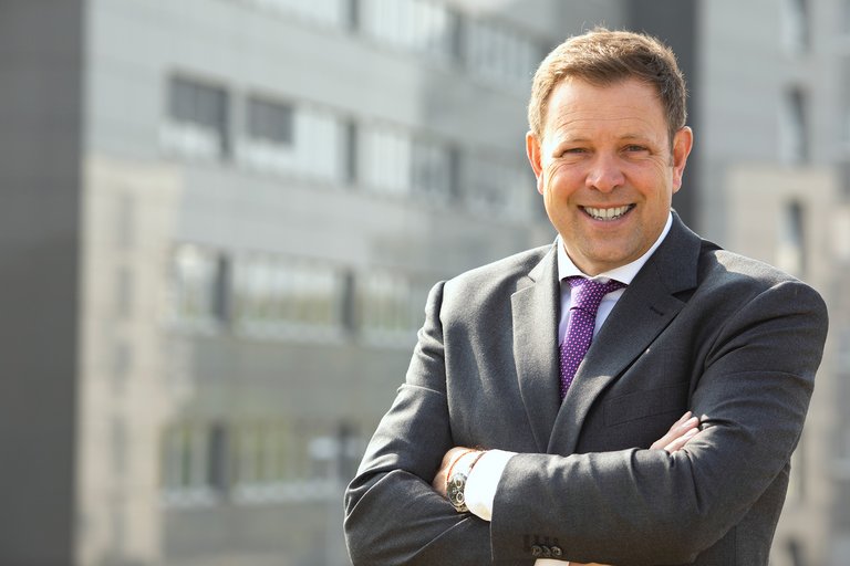 Bild Jörn Everhard, Geschäftsführer Bank11, stehend