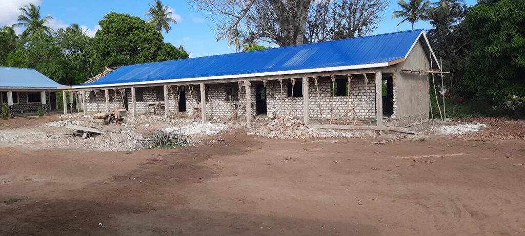  Baufortschritt an der Schule: Das Dach ist fertig, die Außenwände werden verputzt