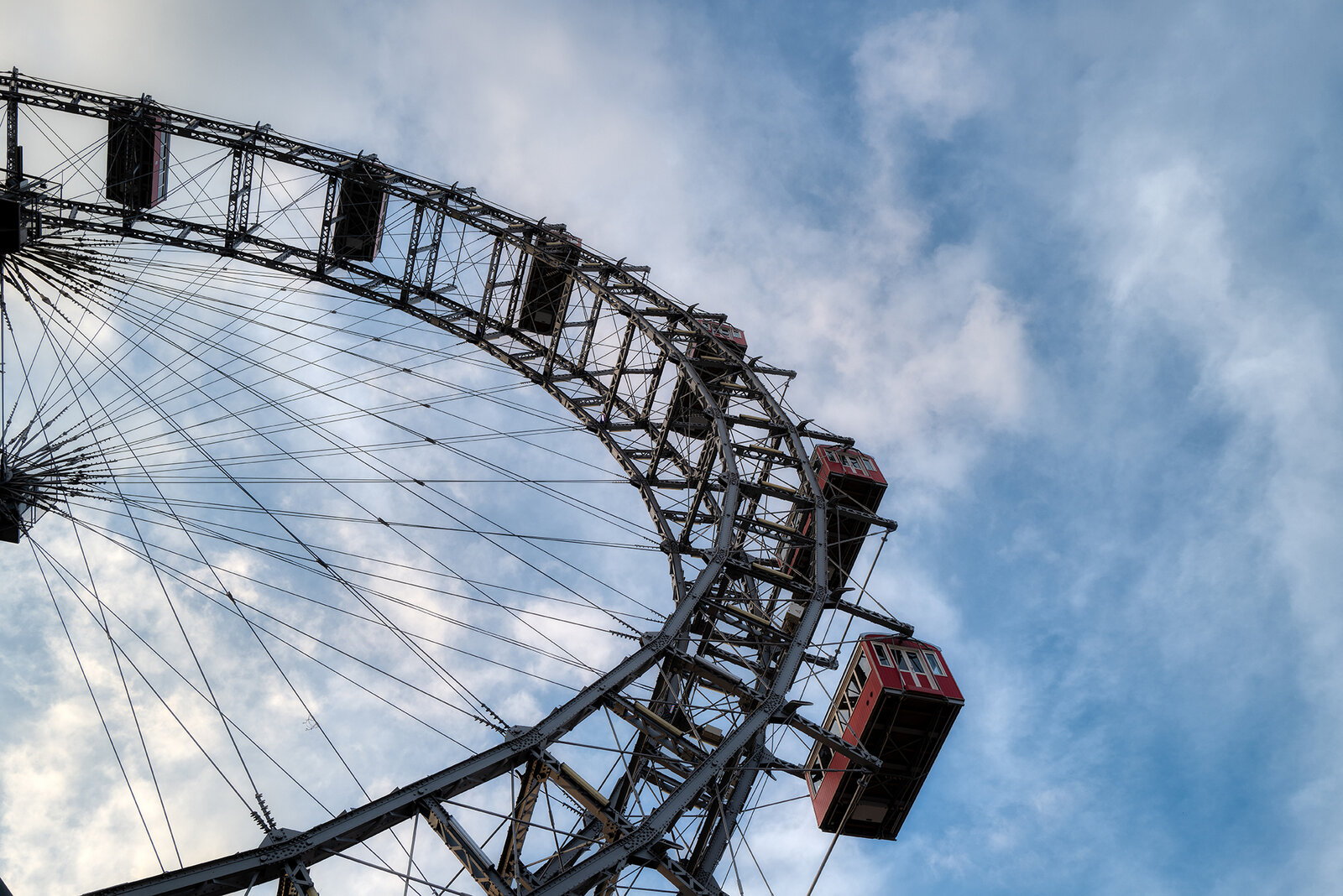 Der Wiener Prater (Riesenrad) vor blauem Himmel mit Wolken