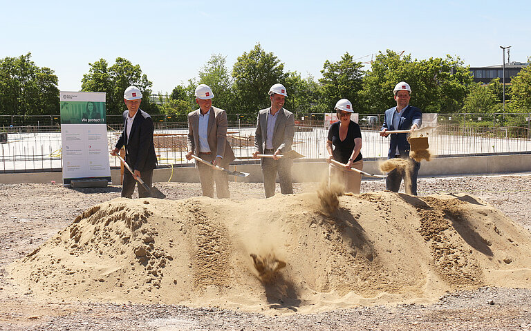 Groundbreaking ceremony on the JGU campus on May 30, 2023 (from left to right): Carsten Allendörfer, Univ.-Prof. Dr. Georg Krausch, Clemens Hoch, Dr. Waltraud Kreutz-Gers, Lord Mayor Nino Haase