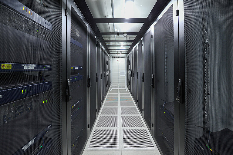 Rechenzentrum inexio mit Servergang in der Mitte und Serverracks links und rechts